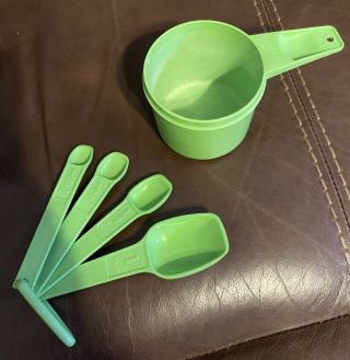 Vintage Tupperware Measuring Spoons Set Of (4) W/ring Apple Green And (1) Cup