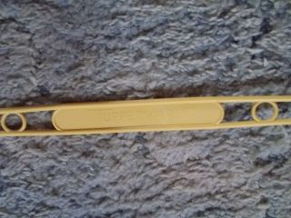 Vintage TUPPERWARE HARVEST GOLD 22½” HANDLE ONLY for Cake or Pie Taker Carrier 2