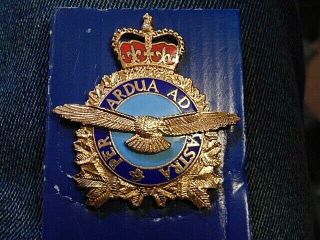 Canada Rcaf R.  C.  A.  F.  Royal Canadian Air Force Enameled Metal Cap Badge