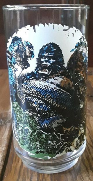 1976 Limited Edition King Kong Movie Promo Glass - Battle Of Skull Island Scene