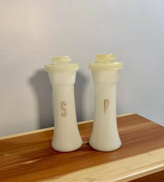 Vintage Tupperware Salt And Pepper Shakers 4.  5 - Small /mini Hourglass 831 - 22,  31