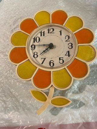 Vtg Mid Century Modern Plastic Flower Shaped Clock By Spartus - Flower Power