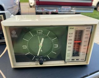 Vintage 1960s General Electric Ge Clock Radio Beige Model C4500a