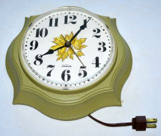 Vintage Sunbeam Mid - Century Avocado Green Plastic Electric Wall Clock,