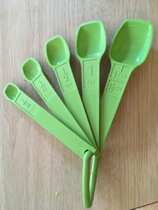 Vtg Tupperware Measuring Spoons Set Of Five Green On A Ring