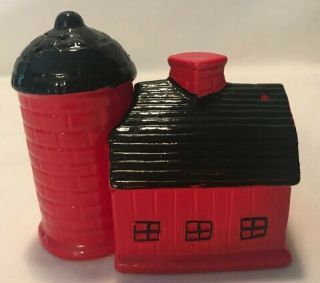 Vtg Salt & Pepper Shaker,  Farm Barn & Silo,  Red & Black,  Ceramic Japan