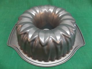 Wilton Bundt Cake Pan 9.  75 X 3.  38 ".  Non Stick.  Flower