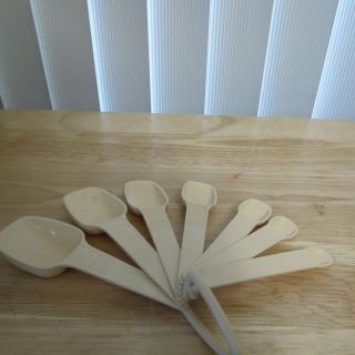 Vintage Tupperware Almond/ivory 7 Pc.  Nesting Measuring Spoons
