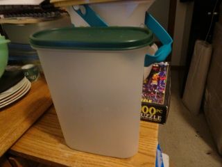 Tupperware - Modular Mate 9 3/4 Cup 4 Oval Canister 1614 W/green Seal