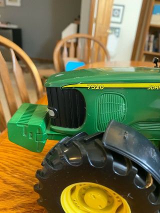 John Deere Model 7520 Toy Tractor Green Out of Box 1:16 Scale 2