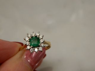 A STUNNING 18 CT GOLD VINTAGE EMERALD AND DIAMOND CLUSTER RING 2