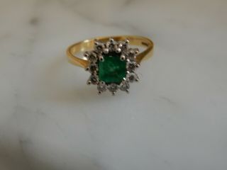 A STUNNING 18 CT GOLD VINTAGE EMERALD AND DIAMOND CLUSTER RING 3