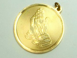 14k Yellow Gold " Prayer Of Serenity " With Praying Hands Charm Pendant.  5.  3gm
