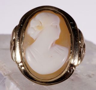 Vintage 10 K Gold Cameo Ring W/ Gold Engraved Flower Accents Size 6.  25
