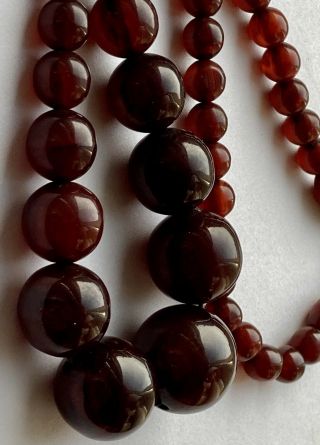 Vintage Marbled Cherry Amber Bakelite Round Bead Necklace 38g Needs Restrung 18”
