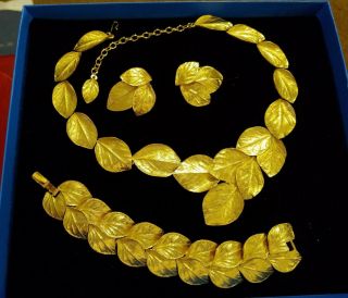 Stunning Trifari Gold Tone Textured Leaf Set Necklace Bracelet Clip - On Earrings