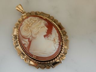 An Exceptional 9 Ct Gold Oval Vintage Decorative Lady Pendant