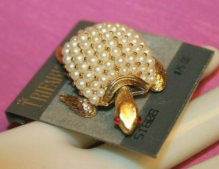 PRISTINE CROWN TRIFARI 1 3/4 IN.  FAUX PEARL RED EYED TURTLE PIN WITH BOBBLE HEAD 2