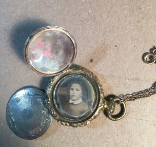 Classic 1 1/4 " Daguerreotype Locket Holding 2 Pictures Of A Couple Wi/ 21 " Chain