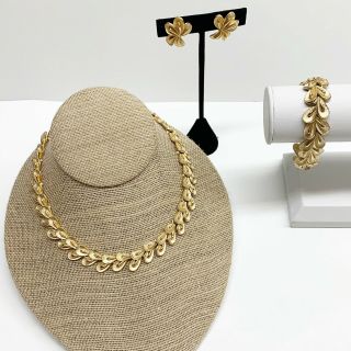 Vintage Crown Trifari Gold Tone Necklace Bracelet Clip On Earring Set Leaf Petal