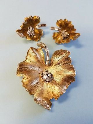 Vintage Trifari Jewelry Set Goldtone Leaf With Ladybug Brooch & Clip - On Earrings