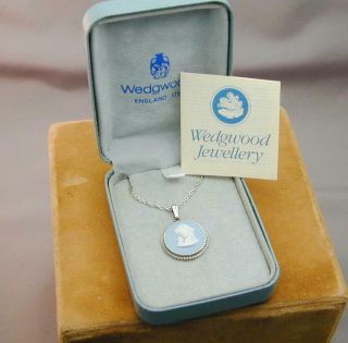 Gorgeous Wedgewood England Light Blue Jasperware Cameo Necklace Sterling Nib