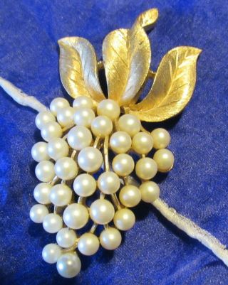 Vintage Signed Trifari Faux Pearl And Gold Tone Leaves Brooch Pin