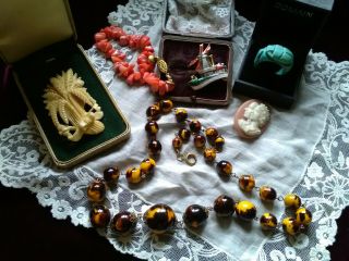 A Good Selection Of Vintage Costume Jewellery
