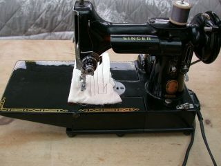 Vintage Singer Featherweight 222k Sewing Machine 