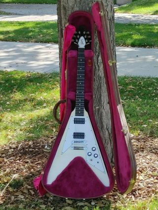 1998 Gibson Flying V Nashville Guitar W/ Origional Case.  99 Nr