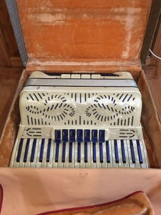 Vintage Giulietti Model M72 Made In Italy Accordion W/ Case