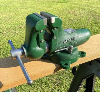 Vintage Wilton Chicago Usa Bullet Vise With Pipe Jaws.  Restored.  Dated Jan.  1953