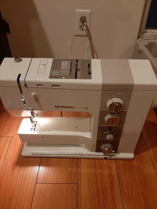 BERNINA RECORD MODEL 930 SEWING MACHINE,  TRAVEL CASE AND PEDAL vintage. 2