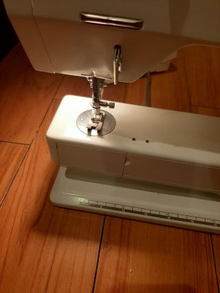 BERNINA RECORD MODEL 930 SEWING MACHINE,  TRAVEL CASE AND PEDAL vintage. 3