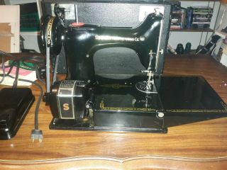 Vintage Singer Featherweight Sewing Machine 221k With Case And Accessories