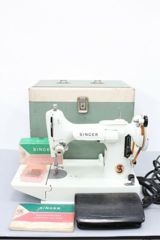 Singer Featherweight 221 Vintage Sewing Machine W/ Carrying Case