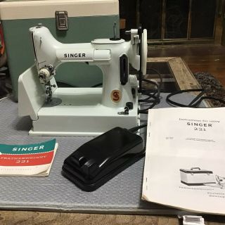 Vintage Singer Featherweight 221k White Portable Sewing Machine W/original Case