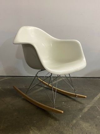 Herman Miller Eames Vintage Fiberglass Rar Rocking Chair Rocker