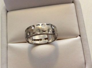 Lovely Quality Vintage Solid 18 Carat White Gold Patterned Band Ring - J