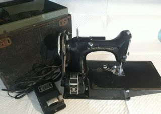 Vintage Singer Featherweight 221 Portable Sewing Machine W/ Storage Case