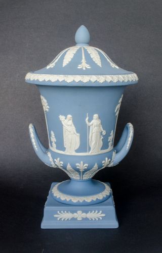 Vintage Wedgwood Blue Jasperware Campana Urn Vase On Plinth 11 3/4” Tall