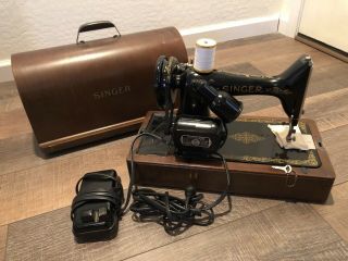 Vintage Singer Portable Sewing Machine Model 99k In Bent Wood Case Great Britain