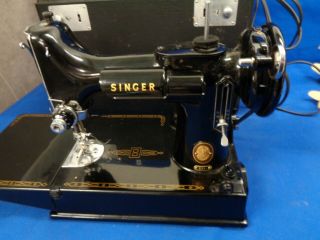1954 VINTAGE SINGER 221 FEATHERWEIGHT PORTABLE SEWING MACHINE W/ CASE & ACCESS. 2