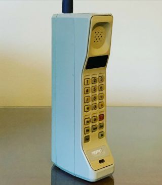 Vintage 1980s Motorola DynaTac 8000s brick cell phone 2