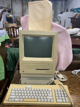 Vintage Apple Macintosh Se 1mb M0001a All - In - One Computer W/keyboard And Mouse