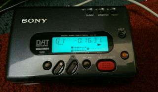 SONY TCD - D7 PORTABLE DIGITAL WALKMAN DAT RECORDER PLAYER Vintage 2