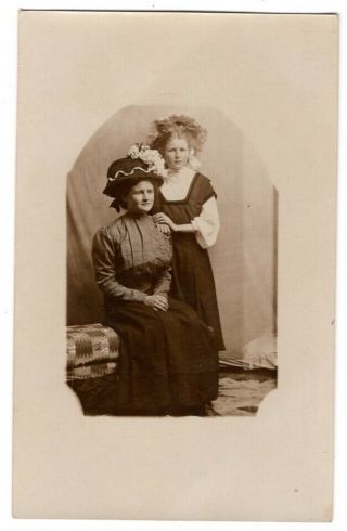 080920 VINTAGE RPPC REAL PHOTO POSTCARD TWO WOMEN WITH GREAT FRILLY HATS 2