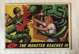 1962 Mars Attacks 31 The Monster Reaches In Card