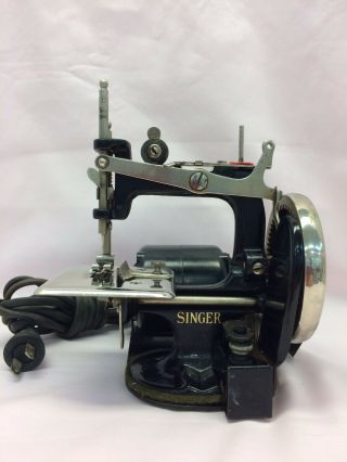 Vintage Singer Toy Sewing Machine Class 20 - 2