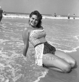 1950s Negative - Sexy Pinup Girl In Swimsuit At The Beach - Cheesecake T273561